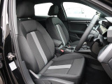 Audi車はどの車種も全てレザーハンドルです。そこにはAudiのこだわりがあり質感の高いレザーでしっかりと手に馴染み、高級感を演出します。