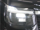 【LEDヘッドライト+デイタイムランニングランプ】主流のLEDヘッドライトに、日中でも他者からの視認性を良くするデイタイムランニングランプ装備!スタイリッシュでかっこよく仕上がっています。
