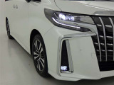 明るいライトが夜道を明るく照らしてくれます。 運転する上で、道路状況をいかに早く認識できるか重要なポイントです。 白色光が暗い道も明るく照らしてくれますよ。