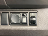 【電動格納ミラー】サイドミラーは電動格納式となっており、狭い駐車場でもキズがつくリスクを抑えられます。