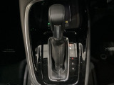 「e:HEV」は、モーター走行を中心にしながら電気エネルギーやエンジン動力を最も効率よく使い分けることができる賢いハイブリッドシステムです。サイドブレーキはスイッチ操作の電子制御パーキングブレーキです