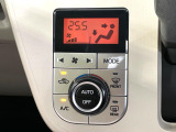 【オートエアコン】一度お好みの温度に設定すれば、車内の温度を検知し風量や温度を自動で調整。暑い&hellip;寒い&hellip;と何度もスイッチ操作をする必要はありません。快適な車内空間には必須の機能ですね♪