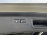 【パワーバックドア】スマートキーや運転席のボタンを押すだけでリアゲートが自動で開閉します!荷物を持っている時や、高い位置にあるバックドアを閉める際に便利な機能です♪