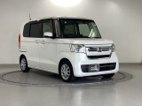 狭い駐車場でも、スライドドアならチャイルドシートへのお子さまの乗降や荷物の積載もスムーズ。とても便利な【助手席側。電動スライドドア】ドアハンドを少し引くだけでリアドアが自動開閉します。