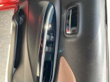 全席パワーウィンドウとなっています。運転席はオートになっているのでワンタッチ開閉することが出来ます。