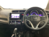 車内は光触媒抗菌消臭施工済です。インパネ周りはスタイリッシュなデザインです。グローブボックスやカップホルダーのほかにトレーなどたくさんの収納スペースが付いています。