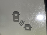 【後方車輛検知】走行中、ドアミラーの死角になりやすい箇所に後続車が接近するとサイドミラー付近に警告を表示、ドライバーに注意喚起をしてくれます。