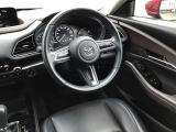 ドライバーが心に余裕をもって運転に集中できること、助手席や後席からもすっきりと前を見通せる空間の起点となり、全員が安心してドライブを楽しめることをモットーにシンプルなレイアウトとなっています。