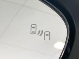 【ブラインドスポットモニター】走行中、ドアミラーの死角になりやすい箇所に後続車が接近するとサイドミラーのレンズに警告を表示!ドライバーに注意喚起をしてくれます。