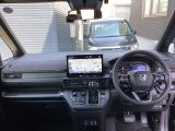 運転席周りです。カップホルダーや小物の収納などは必須ですよね!!使い勝手の良いつくりになっております!!
