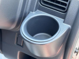 運転席ハンドルの右側にもドリンクホルダーがございます!お飲み物だけではなく、携帯電話なども置けますね♪