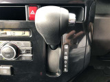 コラムシフトですので足元ひろびろ。運転しやすいですよ。