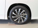 純正のアルミホイール装着車です。タイヤサイズは205/55R17です。