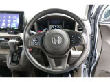 運転中もハンドルでの操作が可能です。特に高速道路等の目が離せない運転時には、便利さだけでなく、安全性も兼ね備えております。