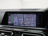 【純正ナビゲーション】BMWのナビゲーションは操作性も良く、詳細な地図情報と交通状況を見やすく表示し、快適なドライビングをサポートしながら目的地までナビゲートします。