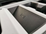 【ワイヤレスデバイスチャージング】置くだけでスマートフォンを充電することが出来ます。インテリアに溶け込んでおり、ラグジュアリーな雰囲気を損なうことはありません。