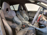 【コックピットシート】BMW車の主役席。車体中央にくる様に配置し車両重心とが一致する事でドライバーと車との一体感あるドライビングを実現。人間工学に基づき形成した形状が長時間のドライブ疲労も軽減します!