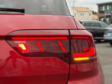 LEDテールランプ(ダイナミックターンインジケーター付き)特徴的な配光パターンによって後続車からの視認性が高まり、万一の追突の危険性を軽減します。