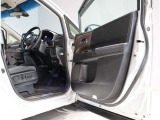 運転席・助手席ドアは開口範囲が広く、とても乗りやすいですよ!収納スペースもあります!