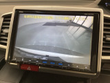 リバースギアに入れるだけで後方の表示へ切り替わります。夜間や雨の日の駐車も楽になりますよ。