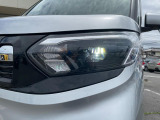 【LEDヘッドライト】悪天候や夜間走行時も良好な視界を確保し安心して運転できる高輝度LEDヘッドライトを装備!点灯速度が早く、消費電力も抑えられています。
