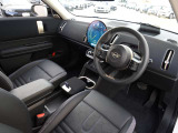 保証に関しましては全国どこのディーラーでもご使用いただける認定中古車保証が付きます。アフターメンテナンスもお近くのディーラーにて行うことができますので安心してお乗りいただけます。