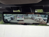 後席の乗員や荷物で視界が遮られることなく、車両後方のダイレクトな映像をクリアに確認できて安心です。
