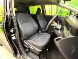 運転席まわりには十分なスペースがあり、大柄な方でもゆったり運転していただける環境です。
