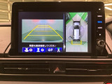 マルチビューカメラシステム搭載車です。お車の周囲を全方位でカバーします。後方・前方・両脇と、コンディションが悪い視界でもカラーモニターに映し出した映像がドライバーをサポートします。