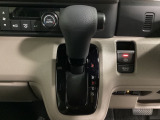 CVT車のセレクトレバーです。低速から高速まで、変速ショックのないスムーズな走りと、エンジン効率のよい領域を維持して燃費にも貢献します。サイドブレーキはスイッチ操作の電子制御パーキングブレーキです。