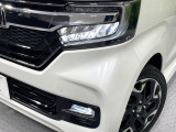 【LEDヘッドライト】悪天候や夜間走行時も良好な視界を確保し安心して運転できる高輝度LEDヘッドライトを装備!点灯速度が早く、消費電力も抑えられています。