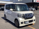 ハロゲンより明るく、より遠くまでさらなる安心感のあるディスチャージヘッドライトを採用。照射軸の上下方向を自動調整するオートレベリング機構、点灯忘れも防止できるオートライトコントロール機構付きです。