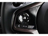 ハンドル左部分でオーディオ操作が可能。そのため、運転中でも目線をずらさずに安全運転♪スマートフォンを接続してハンズフリー通話も可能です。