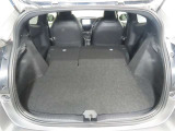 大きな開口幅で荷物を出し入れしやすいのが魅力のラゲージスペースです!リヤシートのシートバックの工夫で、更に積載容量が広くなり、よりたくさんの荷物の収納・長尺の荷物の収納が可能になります♪
