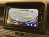 リバースギアに入れるだけで後方の表示へ切り替わります。夜間や雨の日の駐車も楽になりますよ。
