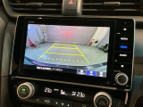 リバースギアに入れるだけで後方の表示へ切り替わります。夜間や雨の日の駐車も楽になりますよ。