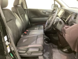 女性でも運転がしやすいように、シートの高さ調整機能(シートリフター)がついています。運転席と助手席の間が空いている為、助手席側への移動がスムーズです。交通量の多い道でも助手席側から乗り降りができます。