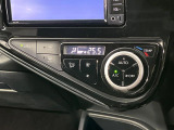 【オートエアコン】一度お好みの温度に設定すれば、車内の温度を検知し風量や温度を自動で調整。暑い&hellip;寒い&hellip;と何度もスイッチ操作をする必要はありません。快適な車内空間には必須の機能ですね♪