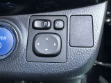 電動格納式ドアミラー付き。駐車場へ停めた時に、ボタン一つで左右のドアミラーをたたむ事ができます。
