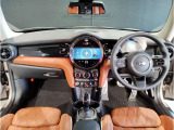MINIの内装はとにかく『円』に拘ったデザインコンセプトが一目で伝わってきます。これほど円形に拘った車は他に御座いません。伝統のデザイン、トグルスイッチなど遊び心のある内装で御座います。