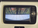 【バックカメラ】駐車時に後方がリアルタイム映像で確認できます。大型商業施設や立体駐車場での駐車時や、夜間のバック時に大活躍!運転スキルに関わらず、今や必須となった装備のひとつです!