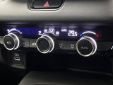 【オートエアコン】一度お好みの温度に設定すれば、車内の温度を検知し風量や温度を自動で調整。暑い&hellip;寒い&hellip;と何度もスイッチ操作をする必要はありません。快適な車内空間には必須の機能ですね♪