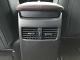 後部座席にもエアコン吹き出し口がしっかり装備されています。