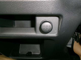 運転席足元にシガーソケット電源がございます。