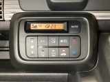 セレクトレバーの左上にオートエアコンがついてますので、お好みの温度をセットするだけで風の強さや風量を自動で調整します。スイッチも簡単操作で快適に過ごせます。