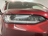 LEDヘッドライトは、点灯の瞬間から最大光量を発揮し、突然暗くなるトンネルなどでの安定感を高めます。
