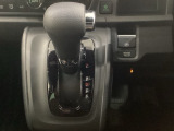 CVT車のセレクトレバーです。低速から高速まで、変速ショックのないスムーズな走りと、エンジン効率のよい領域を維持して燃費にも貢献します。サイドブレーキはスイッチ操作の電子制御パーキングブレーキです。