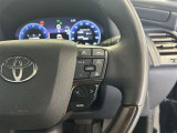 前方の車との車間を設定し、スピードを上げたり緩めたりを自動で行ってくれる追尾式の「レーダークルーズ」。上級装備の一つです!高級車にしかつかない嬉しい機能です。