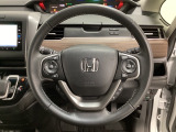 ハンドルにHondaセンシング系のクルーズコントロールやレーンキープアシストなどのスイッチと、オーディオの操作スイッチが装備されています。ハンドルから手を離さず安全に操作できます。