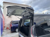 2分割で開く「デュアルバックドア」。 狭い場所でも荷物の出し入れができて便利です。